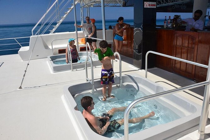 Catamaran Ocean King Manuel Antonio - A 2 p.m. departure with plenty of room to roam