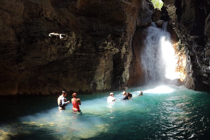 La Leona waterfall Cliffjumping White water Tubbing PrivateTour - Cliff jumping in Curubandé de Liberia
