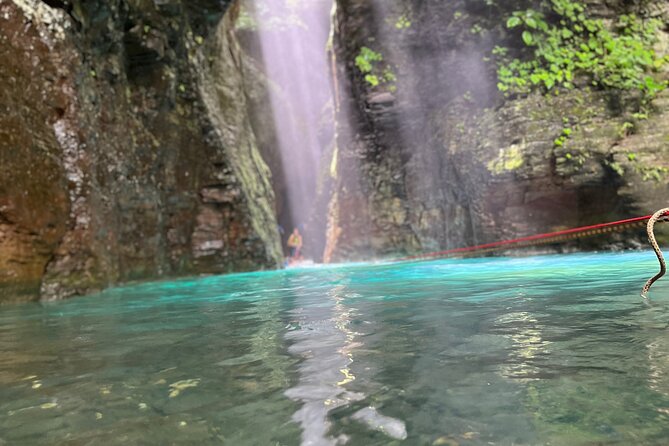 La Leona Waterfall Guided Tour+Transportation - The trail through volcanic canyons
