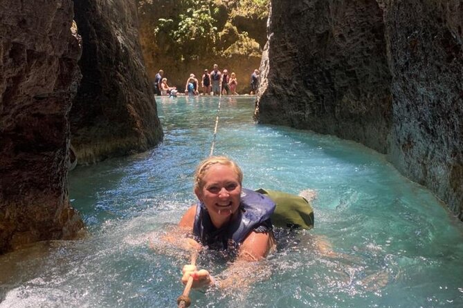 La Leona Waterfall Hike and River Tubing - Reaching La Leona by river and rock
