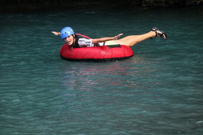 Río Celeste: Tubing Adventure in the Río Celeste - The first float through the blue river