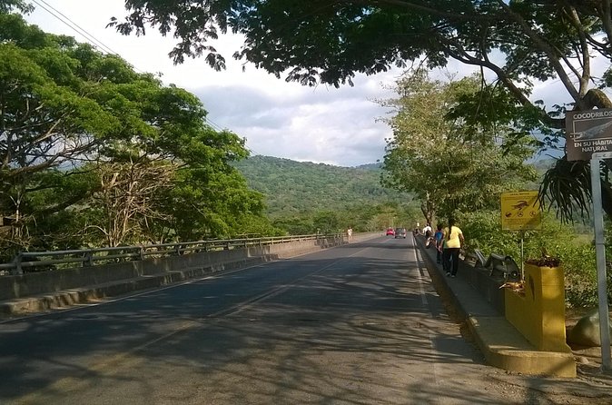 San Jose Airport to Manuel Antonio Private Shuttle - Tarcoles Bridge and the crocodile stop