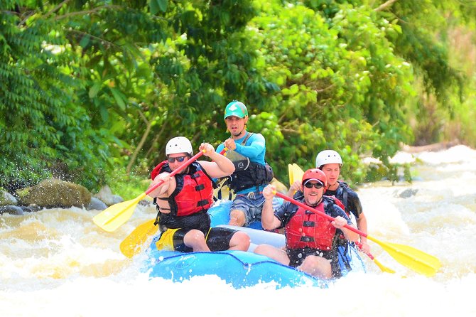 Savegre River Rafting Class II-III from Jaco - Getting ready at the Savegre River put-in